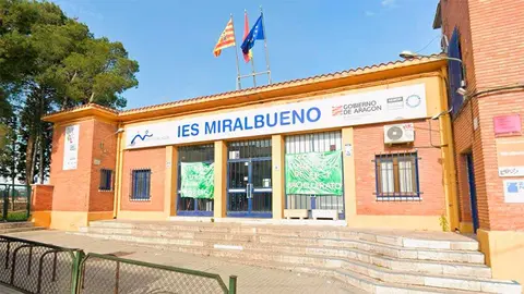 M&aacute;s de 100 alumnos del IES Miralbueno de Zaragoza se han quedado sin acto de graduaci&oacute;n por unas pintadas vand&aacute;licas que aparecieron el pasado 29 de abril.
