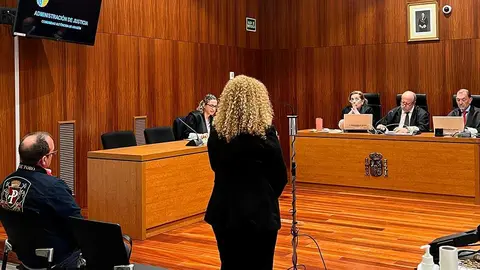 Una mujer que regentaba un club en Zaragoza ha sido condenada por un delito de trata de seres humanos. Foto del juicio, celebrado en marzo en la Audiencia Provincial.