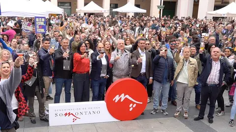 En esta primer parada de Somontano en Ruta se ha hecho un brindis por el D&iacute;a Vino DO | Foto: Ruta del Vino del Somontano