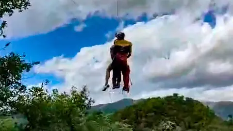 El helic&oacute;ptero ha sobrevolado la zona hasta localizar al herido en la senda. Foto: Guardia Civil Huesca
