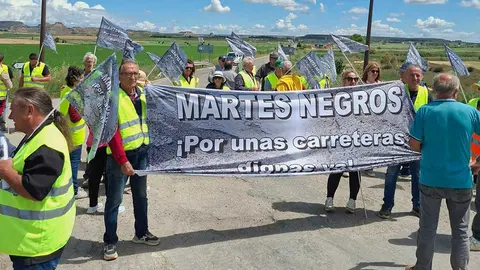 Imagen del &uacute;ltimo "Martes Negro" reivindicando mejoras en las carreteras de Los Monegros | Foto: PSAOE