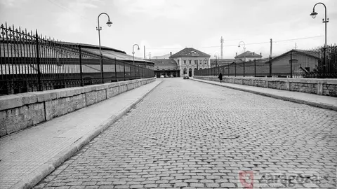 Acceso al patio de viajeros de la estaci&oacute;n Campo Sepulcro, visto desde la avenida Clav&eacute;. Gerardo Sancho Ramo. 1969. Archivo Municipal de Zaragoza.