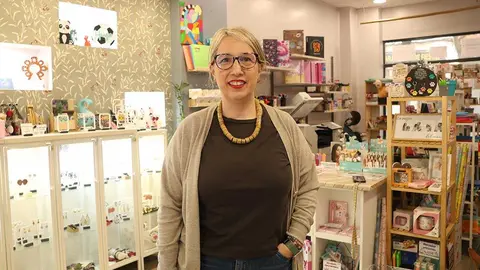 Noelia Lorente regenta su papeler&iacute;a y copister&iacute;a desde hace ocho a&ntilde;os en el paseo Calanda 46, en el barrio Delicias de Zaragoza. Foto: Pilar &Aacute;lvarez