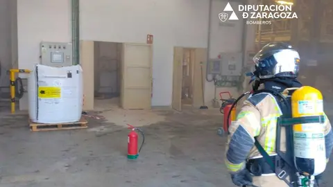 Susto en La Zaida tras una explosi&oacute;n de una caldera en una f&aacute;brica. Foto: DPZ