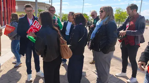 Los sindicatos se han reunido en frente de la sede de Educaci&oacute;n para rechazar los servicios m&iacute;nimos para la huelga educativa | Foto: Arag&oacute;n Press
