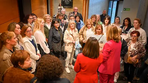 Pilar Alegr&iacute;a se ha reunido con una representaci&oacute;n de las trabajadoras de dependencia antes del pleno | Foto: PSOE