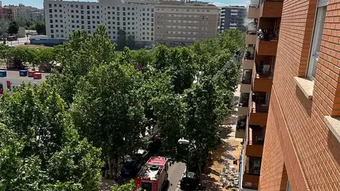 Los Bomberos de Zaragoza han tenido que rescatar a cuatro personas desde la terraza del piso donde se ha originado el incendio ese mediod&iacute;a, en la calle Aguar&oacute;n. Foto: Arag&oacute;n Press