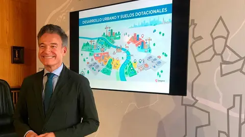El consejero de Urbanismo, Infraestructuras, Energ&iacute;a y Vivienda, V&iacute;ctor Serrano,  defiende que hay suelo de sobra para equipamientos y para vivienda joven | Foto: Arag&oacute;n Press