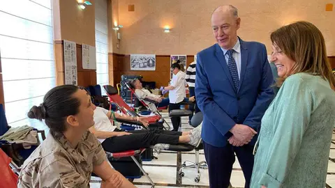 El consejero de Sanidad, &Aacute;ngel Sanz, hablando con los donantes, en el acto solidario de donaci&oacute;n de sangre organizado por la Guardia Civil en Zaragoza