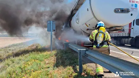 A la llegada de los bomberos, el conductor ya hab&iacute;a abandonado el veh&iacute;culo. Foto: Bomberos DPZ