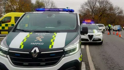 Un coche de la Guardia Civil de tr&aacute;fico en un control. Foto de la DGT