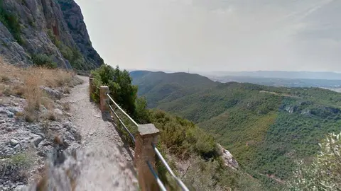 As&iacute; es la ruta de monta&ntilde;a por la zona de las Cuevas del Salnitre de Montserrat donde muri&oacute; el fundador de Mango. Foto: Google Maps