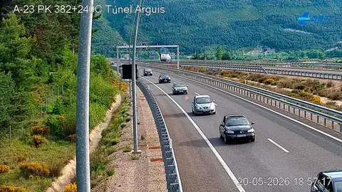 El tr&aacute;fico se ha visto cortado durante al menos 45 minutos en el puerto de Monrep&oacute;s. En la foto, el tr&aacute;fico ya restablecido a la altura del t&uacute;nel de Argu&iacute;s.