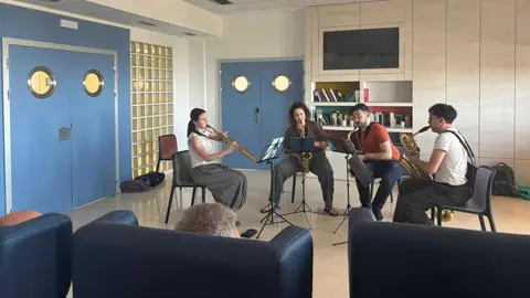 Un momento del concierto celebrado en el Hospital Universitario Royo Villanova para los pacientes de Psiquiatr&iacute;a. Gobierno de Arag&oacute;n