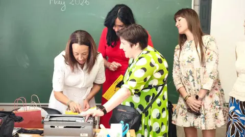 Carmen Sus&iacute;n, en la Jornada sobre braille y sistema dactilol&oacute;gico en el colegio Santa Rosa de Huesca. DGA
