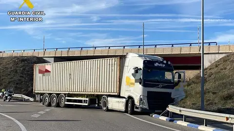 Uno de los motoristas de la Guardia Civil logr&oacute; adelantarse y cortar el tr&aacute;fico al cami&oacute;n en la glorieta situada en el kil&oacute;metro 115 de la A-23.