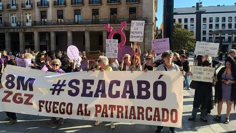 concentraci&oacute;n-feminista-8m-zaragoza-parroquias-seguras-pancartas