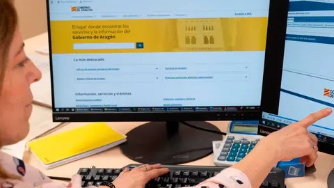 Trabajo en una de las oficinas del Gobierno de Arag&oacute;n. Foto: Fabian Sim&oacute;n