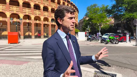 El presidente del PP de Zaragoza, Ram&oacute;n Celma, frente a la Plaza de Toros de la Misericordia | Foto: Arag&oacute;n Press