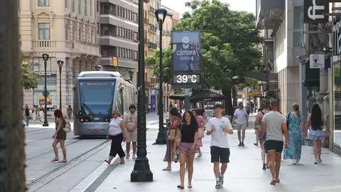 Personas caminando por Zaragoza con 39 grados