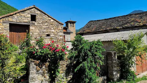 Sarvis&eacute;, en pleno coraz&oacute;n del Sobrarbe, sorprende con un paisaje de monta&ntilde;as y bosques que muchos comparan con la esencia m&aacute;s pura de Jap&oacute;n