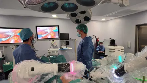 Profesionales del Hospital Universitario Obispo Polanco de teruel durante una intervenci&oacute;n realizada mediante cirug&iacute;a rob&oacute;tica. DGA