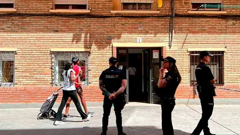 Amigos y vecinos de la familia del beb&eacute; muerto a &uacute;ltima hora de este mi&eacute;rcoles en las Fuentes muestran su dolor y conmoci&oacute;n. Foto: M. R.