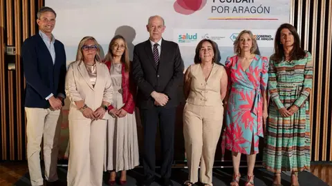 El consejero de Sanidad, con las tres profesionales que reciben el reconocimiento a su trayectoria y otros representantes institucionales. dga