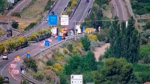 Un carril de la A-2 a la altura de La Almunia (Zaragoza), sigue cortado a la espera de la retirada del cami&oacute;n. Foto: DGT