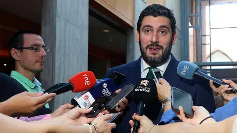 El vicepresidente Nolasco este jueves en el pasillo de las Cortes atendiendo a los medios. Foto: Pilar &Aacute;lvarez