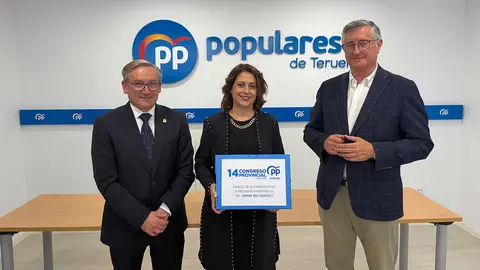 Emma Buj con los avales y escoltada por el presidente de la DPT, Joaqu&iacute;n Juste, y el ex-alcalde de Teruel, Manuel Blasco | Foto: PP Teruel