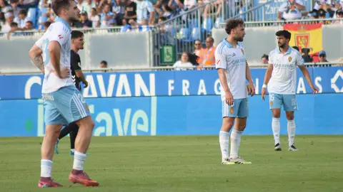 Los jugadores del Real Zaragoza, al t&eacute;rmino del &uacute;ltimo partido. Foto Pilar &Aacute;lvarez