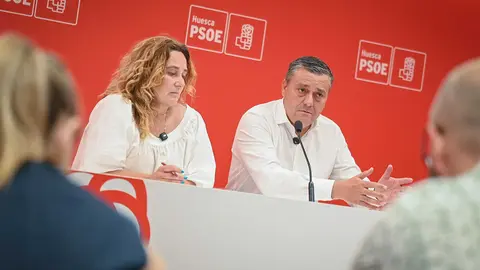 El secretario general del PSOE Alto Arag&oacute;n, Fernando Sab&eacute;s, y la presidenta de la Comarca de La Jacetania, Olvido Moratinos, en rueda de prensa | Foto: PSOE