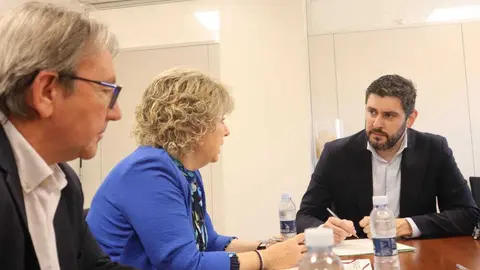 El vicepresidente Nolasco ha recibido en su despacho a los representantes de ARADE para abordar cuestiones sobre el cuidado a las personas mayores y dependientes