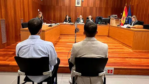 Los dos hermanos acusados de intentar asesinar a un joven en el barrio Delicias de Zaragoza, esta ma&ntilde;ana en la Audiencia Provincial.