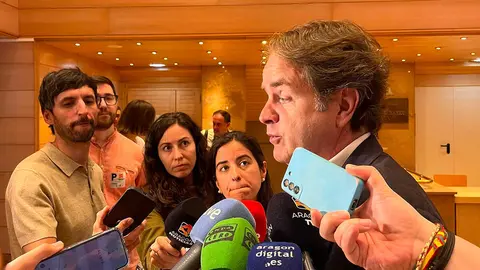 El consejero de Hacienda en Arag&oacute;n, Berm&uacute;dez de Castro, este martes atendiendo a los medios de comunicaci&oacute;n. Foto: E.P.