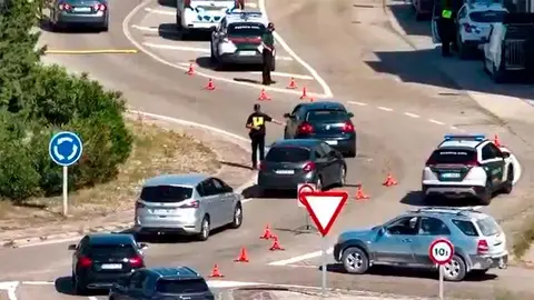 Un control conjunto de la Guardia Civil y la Polic&iacute;a Local inspeccion&oacute; hasta 120 veh&iacute;culos. Foto: Polic&iacute;a Ejea