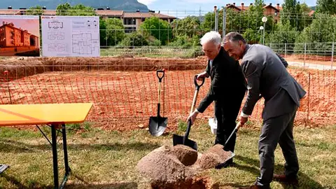 El consejero de Vivienda, Octavio L&oacute;pez, ha colocado la primera piedra de las 18 viviendas p&uacute;blicas en Jaca | Foto: DGA