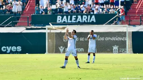 Jamelli agradece una ovaci&oacute;n con el Ceuta antes de fichar por el Real Zaragoza. Foto: LaLiga