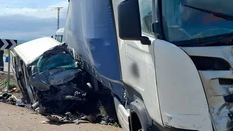 Tres personas han muerto, entre ellas un beb&eacute; de unos 4 meses, en un accidente en Ag&oacute;n (Zaragoza). Foto: Diputaci&oacute;n Provincial de Zaragoza