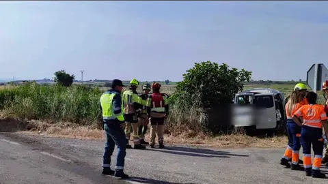 Tres ocupantes de una furgoneta han muerto este martes en una carretera a la altura de Ilches (Huesca). Foto: Guardia Civil Huesca