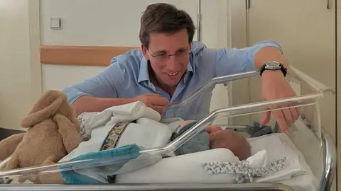 Almeida, el d&iacute;a del nacimiento de su primer hijo. Foto de redes sociales Almeida