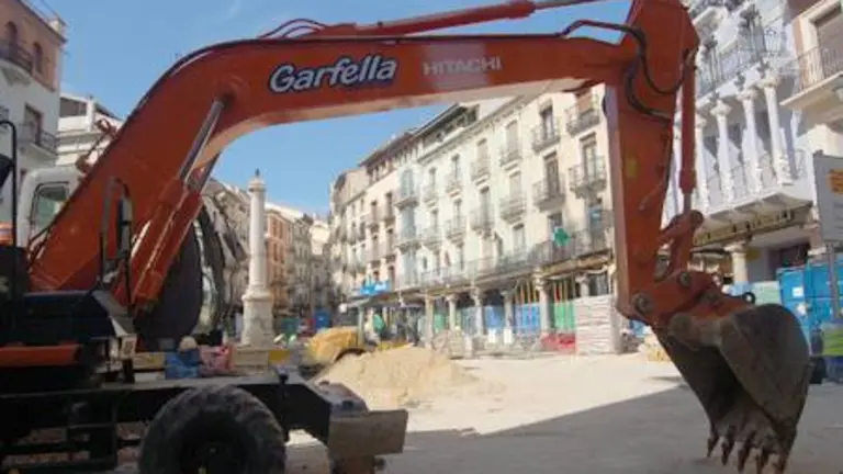 La Plaza del Torico, el lugar m&aacute;s emblem&aacute;tico y querido por los turolenses, lleva algo m&aacute;s de un a&ntilde;o de obras. El Gobierno de Arag&oacute;n est&aacute; sometiendo a este espacio urbano a una profunda remodelaci&oacute;n que afecta al pavimento, iluminaci&oacute;n, interior de los porches, calles adyacentes y los aljibes. En total, algo m&aacute;s de 5,5 millones de euros para cambiar la plaza de forma radical.
Por Javier Atienza