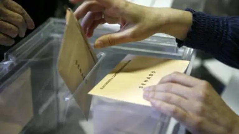 Un total de 1.016.417 aragoneses est&aacute;n llamados este domingo a las urnas para elegir a los trece diputados y nueve senadores que representar&aacute;n a la Comunidad en la pr&oacute;xima legislatura. De ellos, 43.282 j&oacute;venes ejercer&aacute;n por primera vez su derecho al voto en unos comicios generales.
Redacci&oacute;n