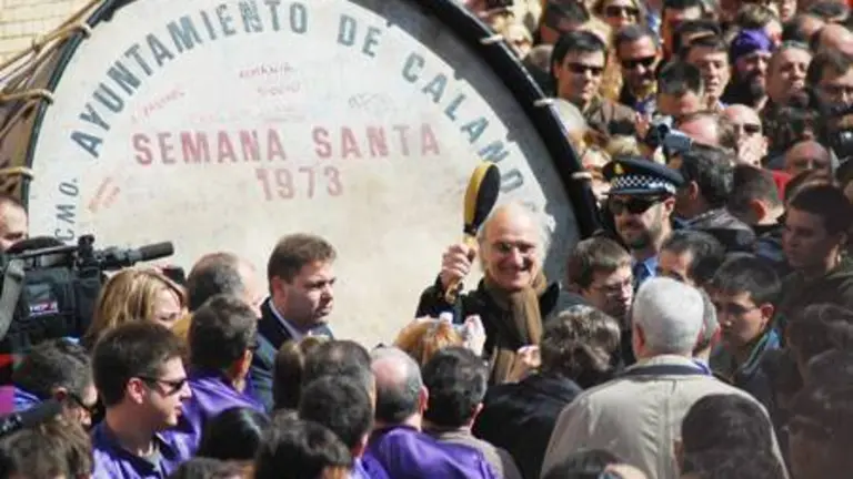 Miles de tambores y bombos se dieron cita en Calanda para, un a&ntilde;o m&aacute;s, rememorar la tradici&oacute;n de Romper la Hora. A las doce en punto del d&iacute;a del Viernes Santo, el cineasta Carlos Saura dio el primer mazazo
Por Javier Atienza