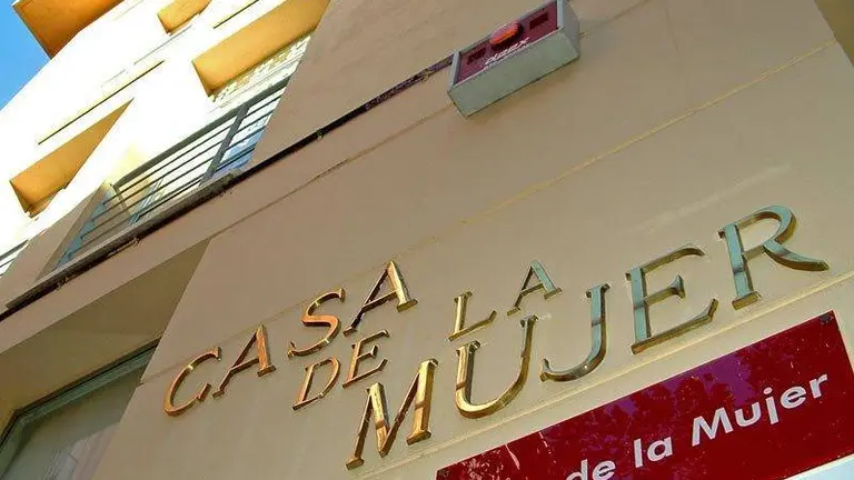 Fachada de la Casa de la Mujer en Zaragoza
