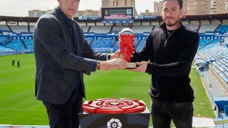 Andoni Cedr&uacute;n ha entregado el galard&oacute;n a Cristian. Foto: Real Zaragoza