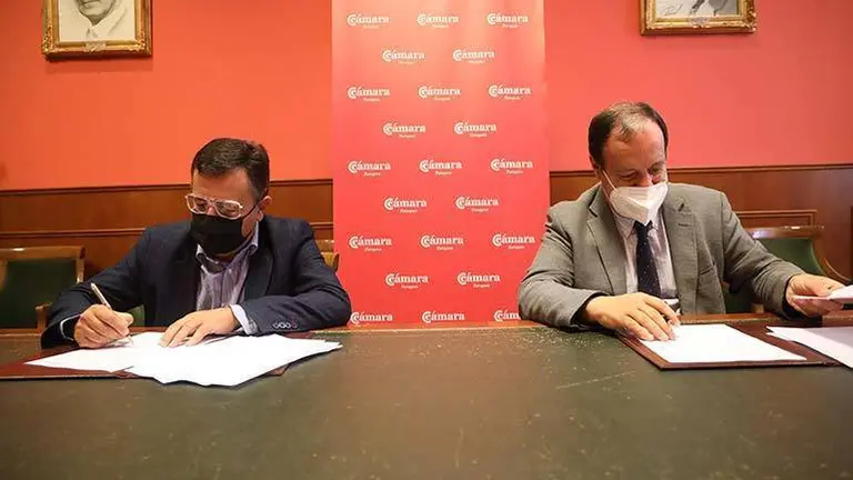 El presidente del Colegio de Mediadores de Seguros de Zaragoza, Miguel de las Morenas, y el secretario general de C&aacute;mara Zaragoza, Jos&eacute; Miguel S&aacute;nchez, durante la firma del acuerdo
