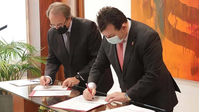 El consejero de Hacienda y Administraci&oacute;n P&uacute;blica del Gobierno de Arag&oacute;n, Carlos P&eacute;rez Anad&oacute;n, y el presidente de la FAMCP, Luis Zubieta, han renovado este viernes un convenio de colaboraci&oacute;n