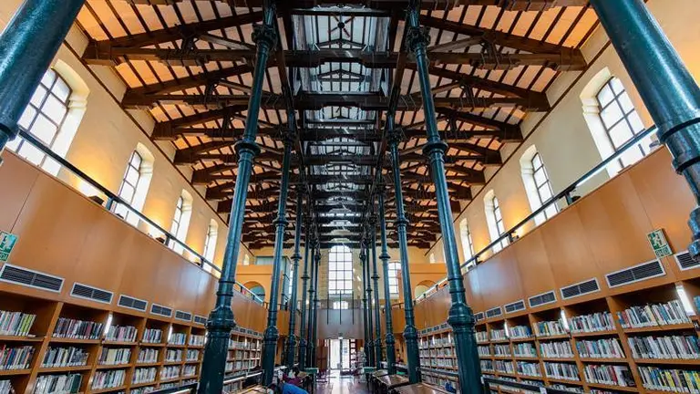 La Biblioteca P&uacute;blica Ricardo Magdalena, conocida como la del Matadero, da vida al barrio de Las Fuentes. Foto: Laura Trives